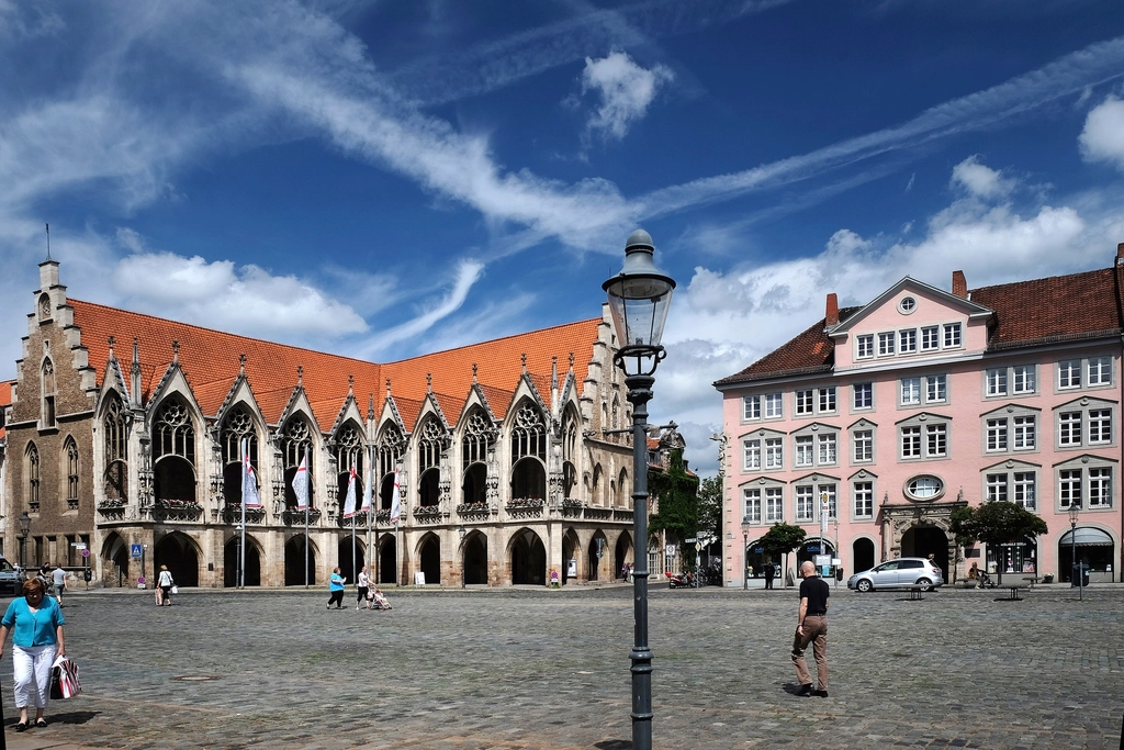 Historischer Marktplatz einer norddeutschen Altstadt mit Rathaus und Giebelhäusern