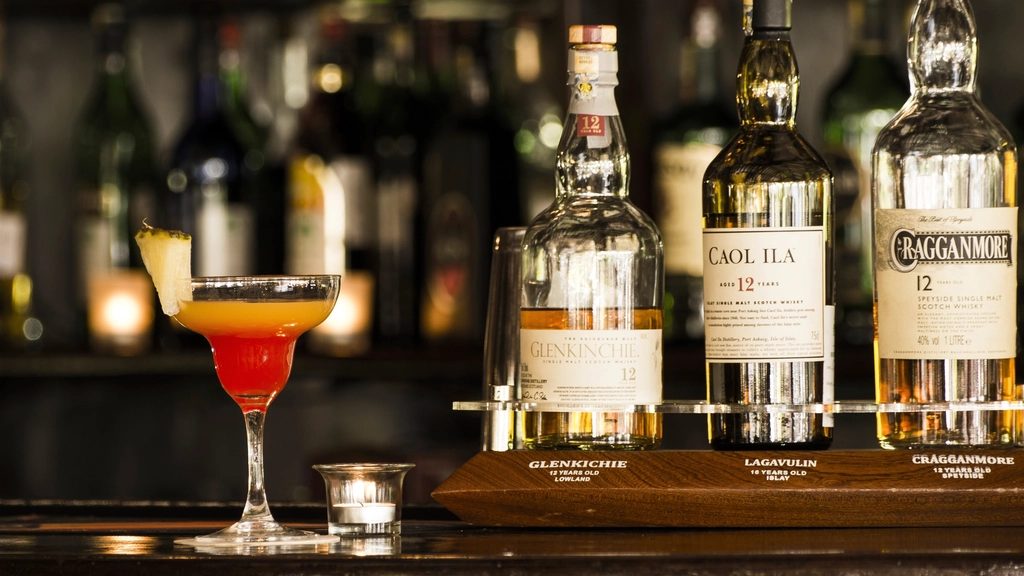 Flaschen und ein Cocktail auf dem Tresen der Kontor-Bar