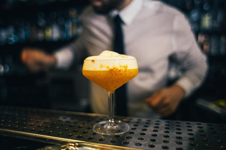 Barkeeper bereitet einen Cocktail in der Kontor-Bar zu