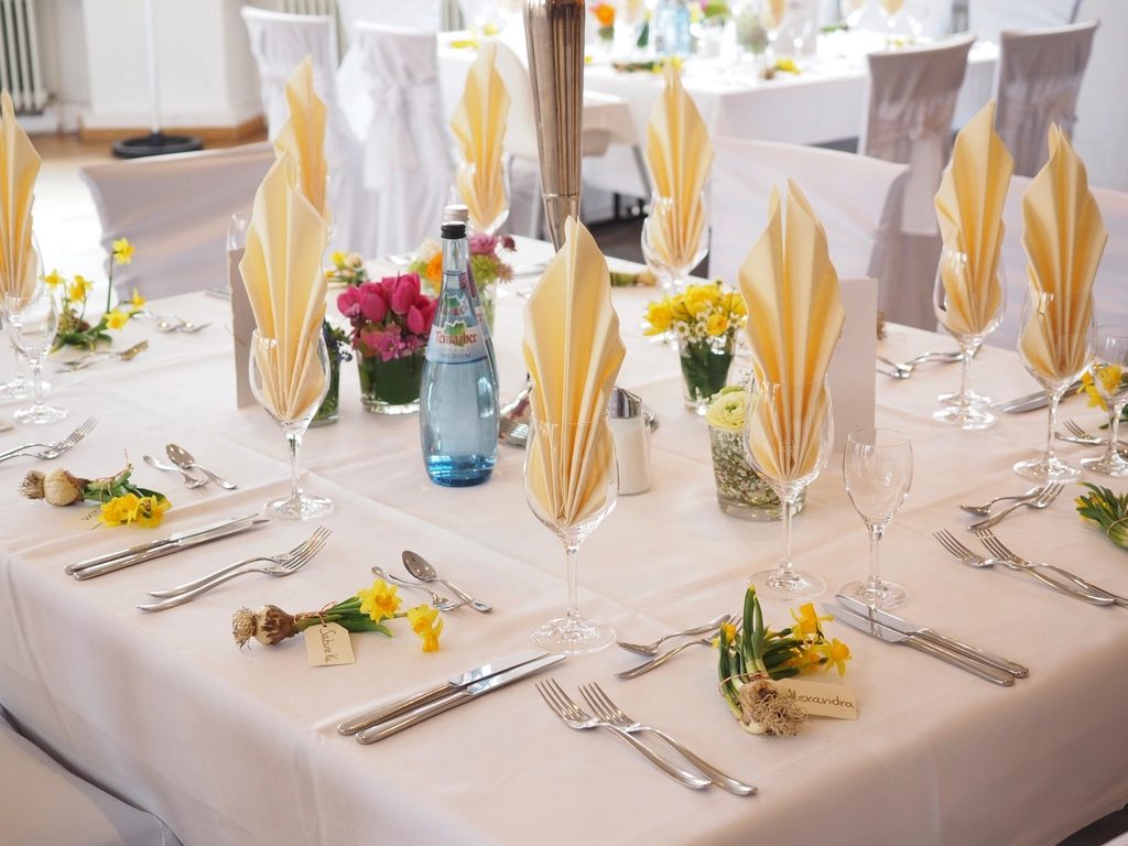 Festlich gedeckte Tafel mit Leinen und frischen Blumen