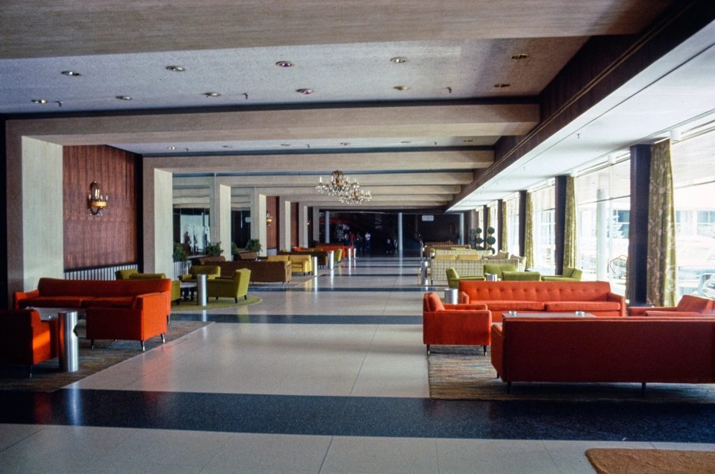 Die Lobby des Salzkontors mit langer Galerie, hellen Sofas und hohen Fenstern