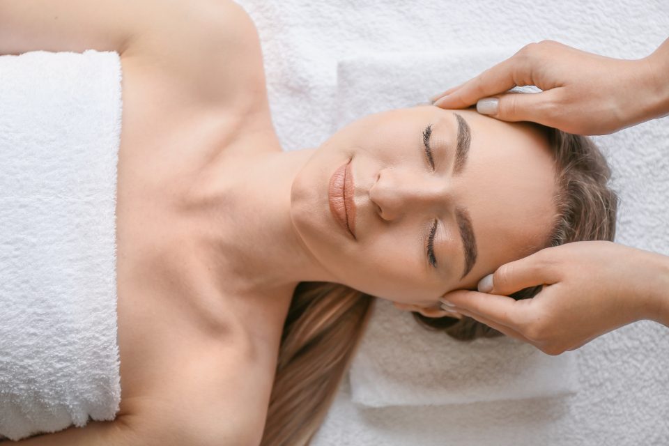 Gast bei einer Kopfmassage im Behandlungsraum