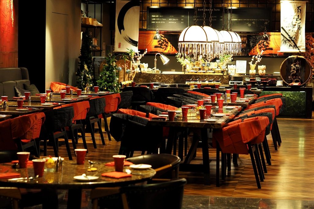 Das Restaurant Sülze am Abend — rote Samtstühle und warmes Licht