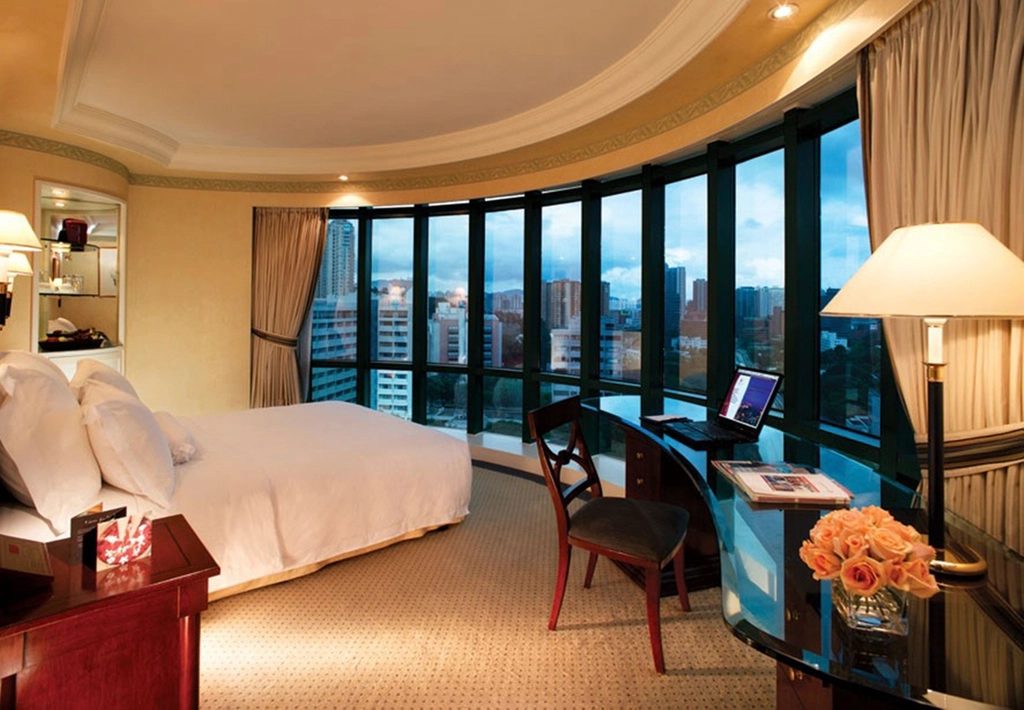 Junior-Suite mit Eckfenstern und Schreibtisch am Fenster