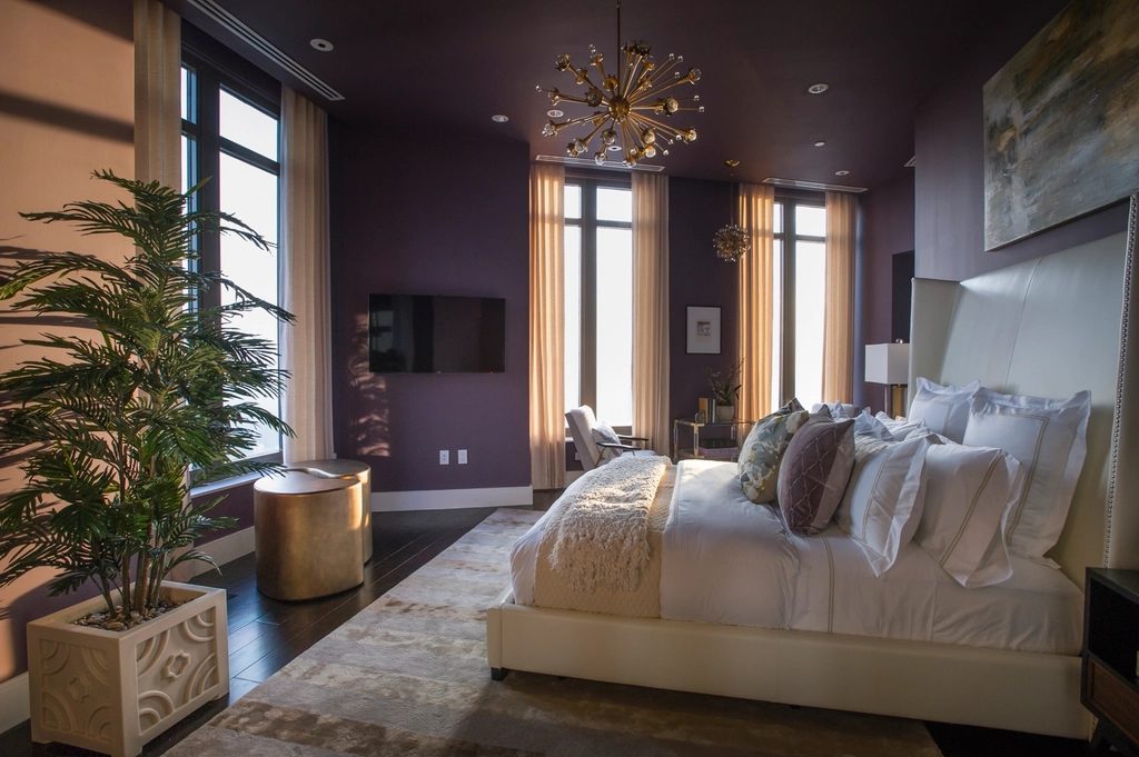 Wohnbereich der Kontor-Suite mit Sofa und Blick über die Dächer