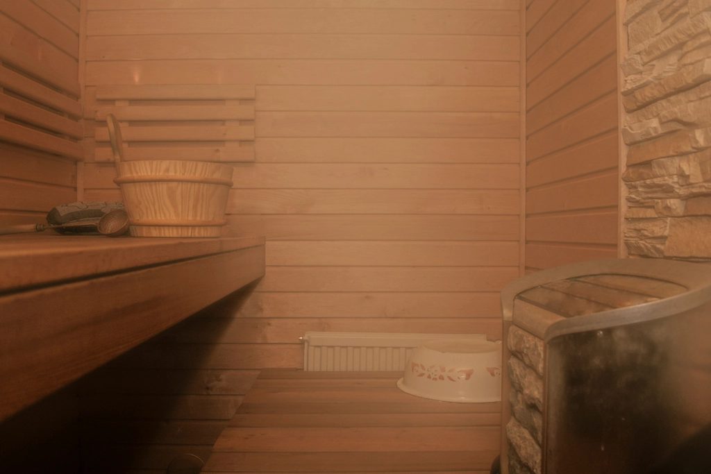 Mit Zedernholz ausgekleidete Sauna in warmem Licht